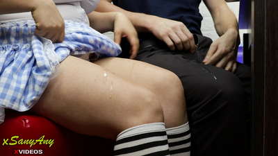 Nwatakịrị nwanyị ụlọ akwụkwọ na-amapụ nwa klaasị n'ọrụ ụlọ-xsany ọ bụla